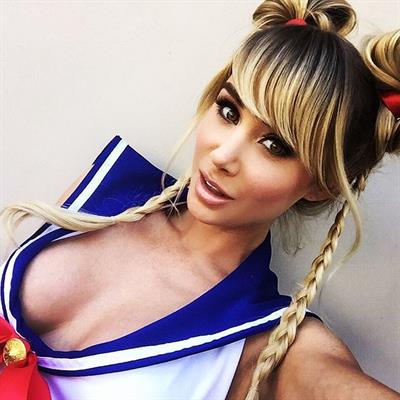Sara Jean Underwood taking a selfie
