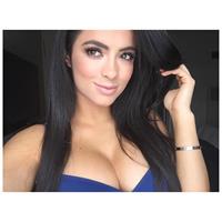 Franciele Medeiros taking a selfie