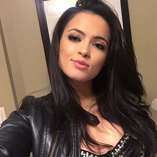 Franciele Medeiros taking a selfie