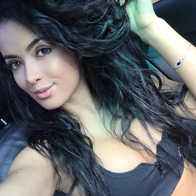 Franciele Medeiros taking a selfie