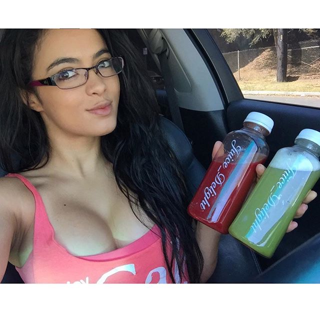 Franciele Medeiros taking a selfie