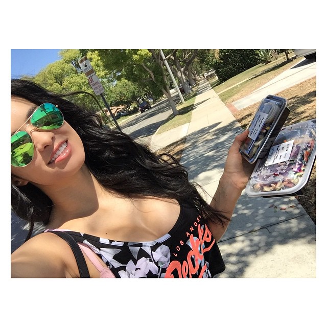 Franciele Medeiros taking a selfie