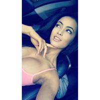 Franciele Medeiros taking a selfie