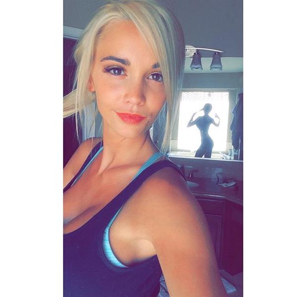 Caitlin Arnett taking a selfie