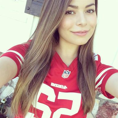 Miranda Cosgrove taking a selfie