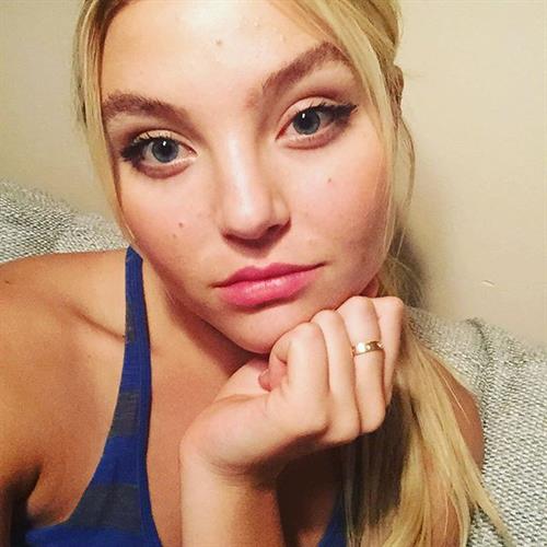 Rachel Hilbert taking a selfie