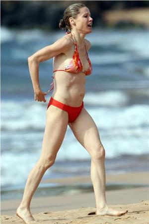 Julie Bowen Nude - 2 Pictures: Rating 8.69/10