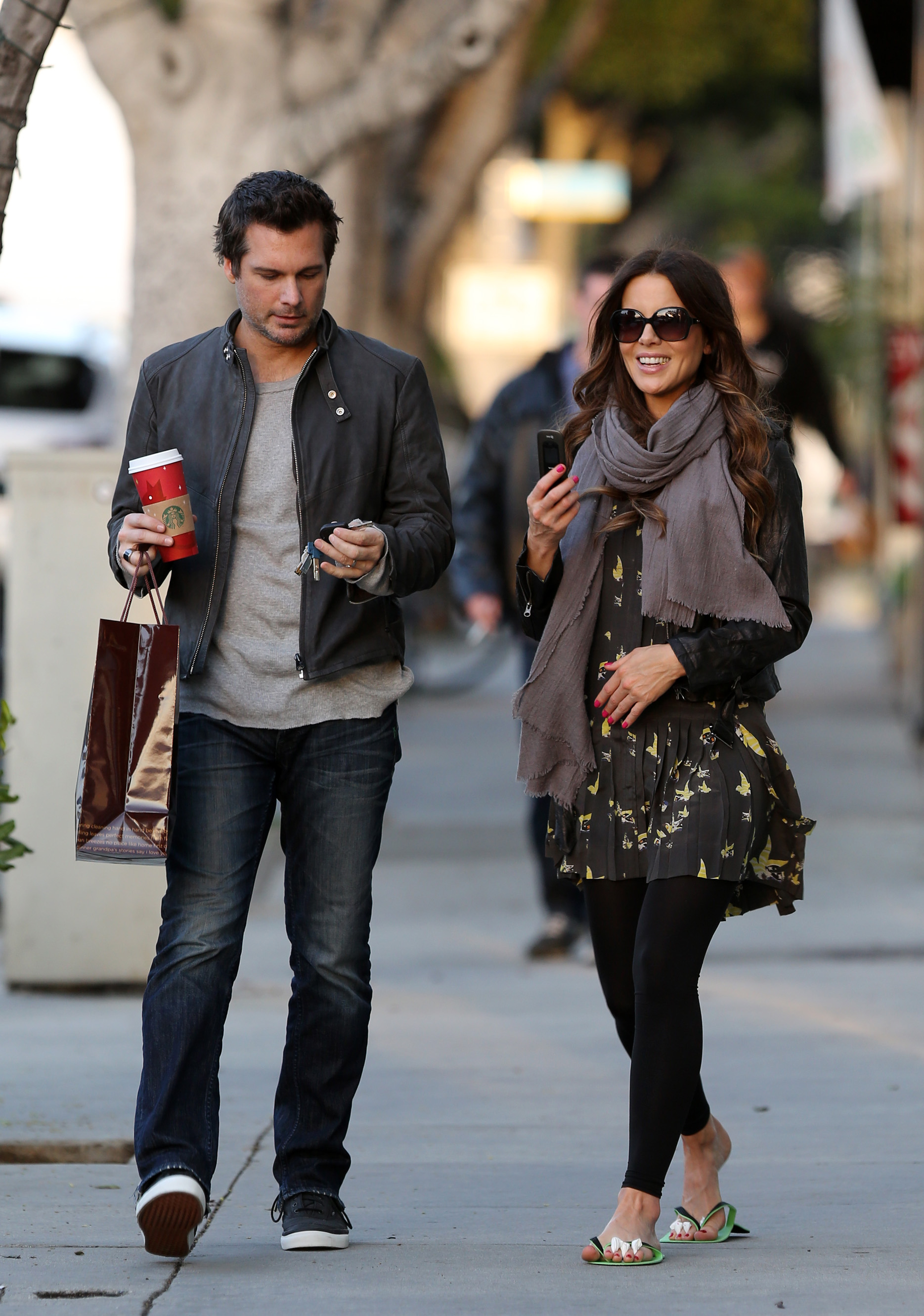 Kate Beckinsale and Len Wiseman share a moment after a manicure and holiday shopping. December 27th, 2012 