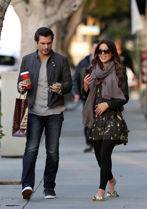 Kate Beckinsale and Len Wiseman share a moment after a manicure and holiday shopping. December 27th, 2012 