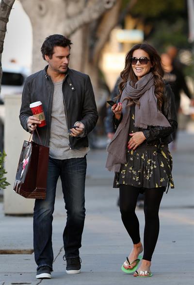 Kate Beckinsale and Len Wiseman share a moment after a manicure and holiday shopping. December 27th, 2012 