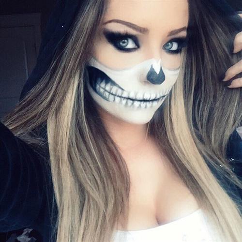 Sheala Foster taking a selfie