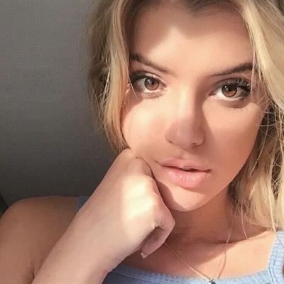 Alissa Violet taking a selfie