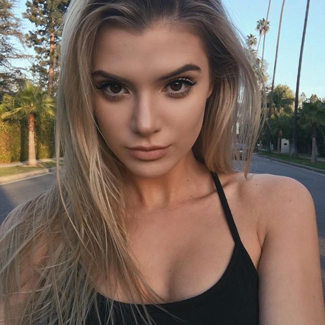 Alissa Violet taking a selfie