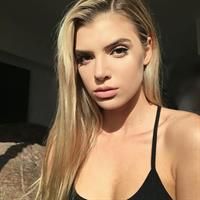 Alissa Violet taking a selfie
