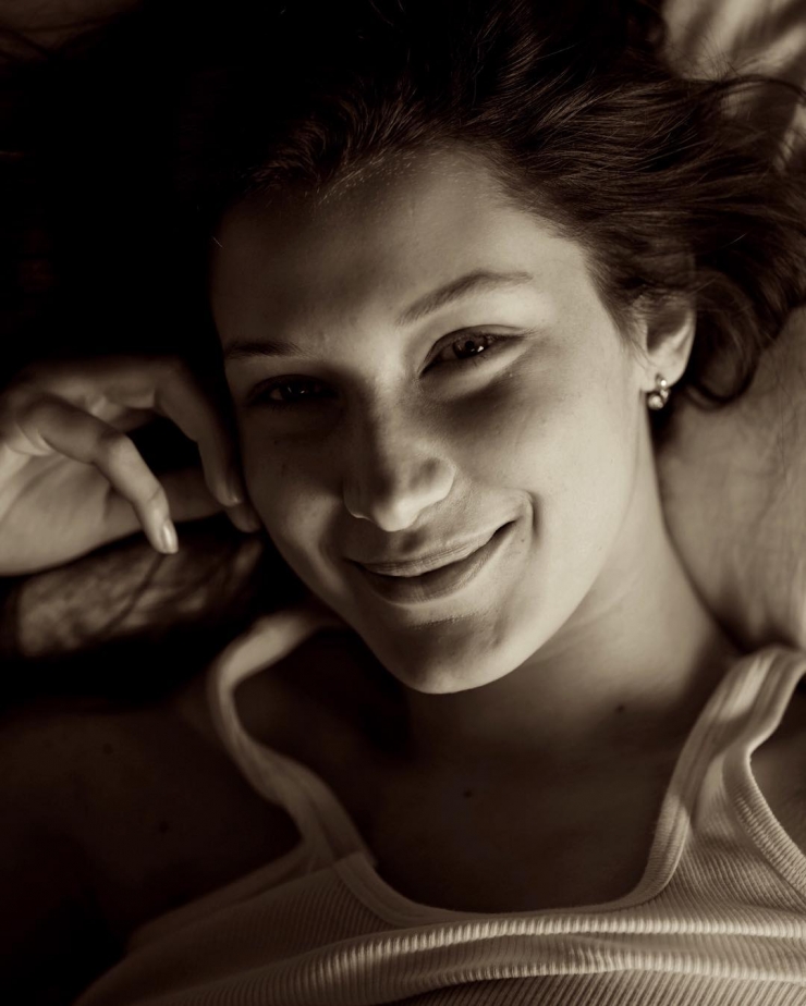 Bella Hadid taking a selfie