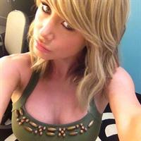 Sara Jean Underwood taking a selfie