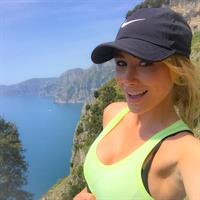 Sara Jean Underwood taking a selfie