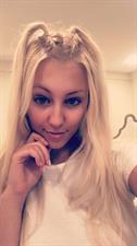 Ava Sambora taking a selfie