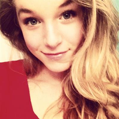 Courtney Tailor taking a selfie