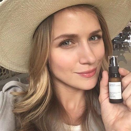 Shantel VanSanten taking a selfie