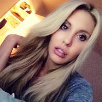 Chloe Rose Lattanzi taking a selfie