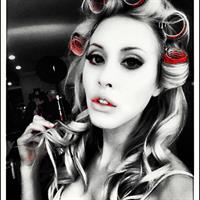 Chloe Rose Lattanzi taking a selfie