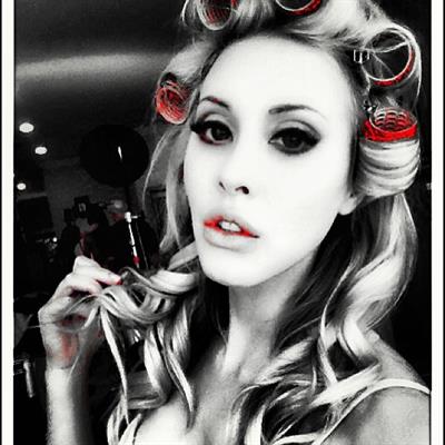 Chloe Rose Lattanzi taking a selfie