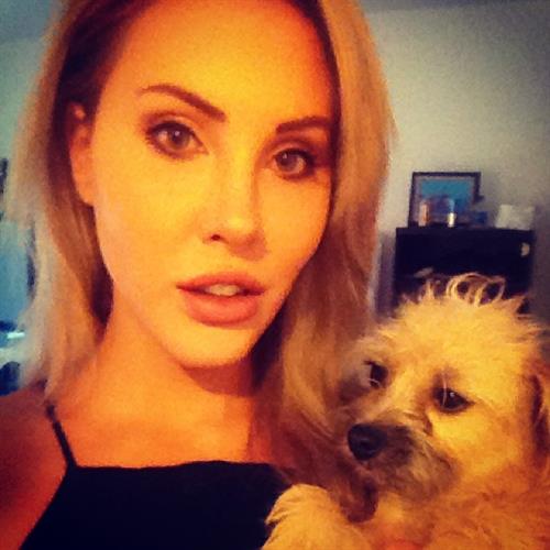 Chloe Rose Lattanzi taking a selfie