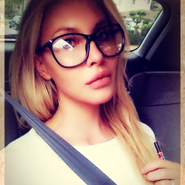 Chloe Rose Lattanzi taking a selfie