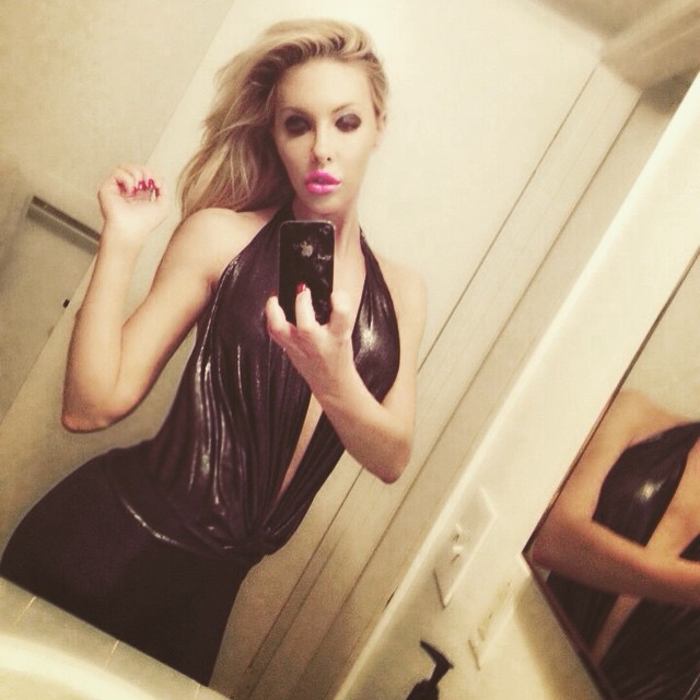 Chloe Rose Lattanzi taking a selfie