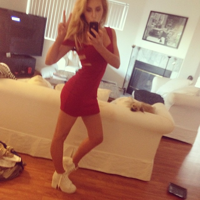 Chloe Rose Lattanzi taking a selfie
