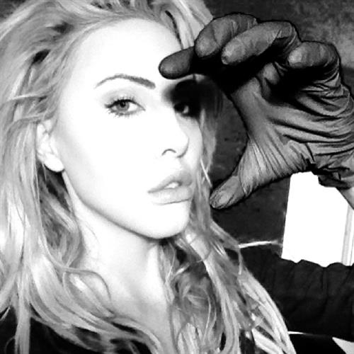 Chloe Rose Lattanzi taking a selfie