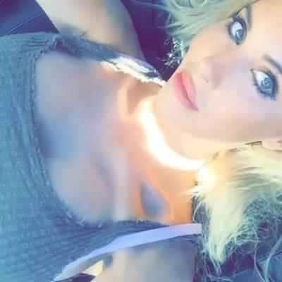 Chloe Rose Lattanzi taking a selfie