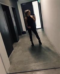 Natalie Alyn Lind taking a selfie