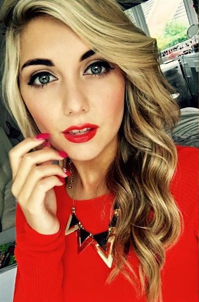 Amber Hill taking a selfie