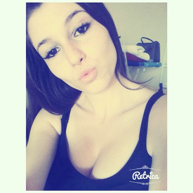 Carolina Neto taking a selfie