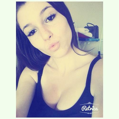 Carolina Neto taking a selfie