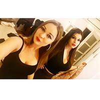 Carolina Neto taking a selfie