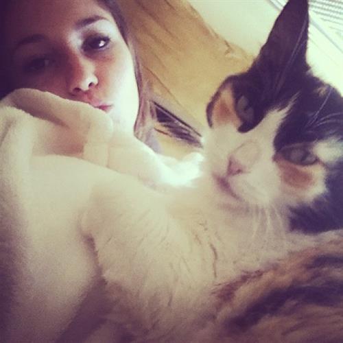 Carolina Neto taking a selfie