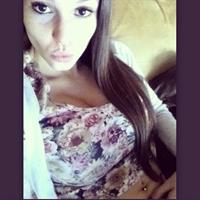 Carolina Neto taking a selfie