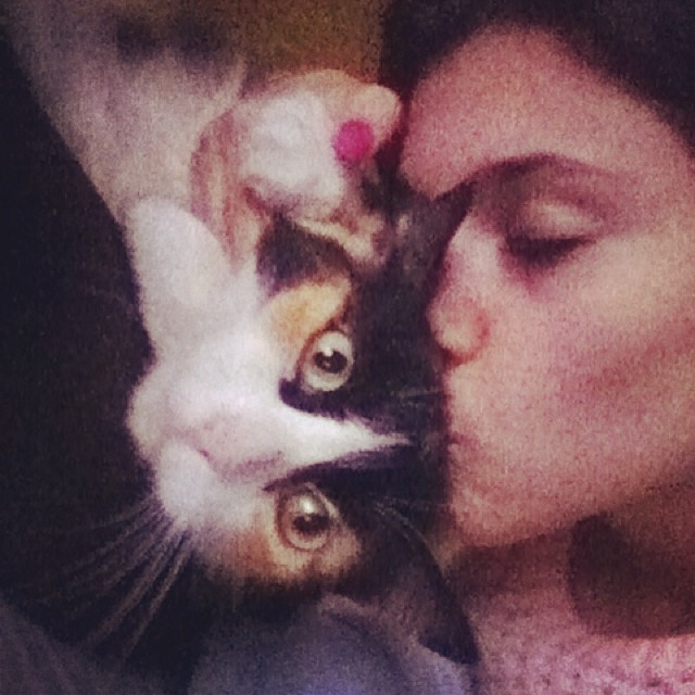 Carolina Neto taking a selfie