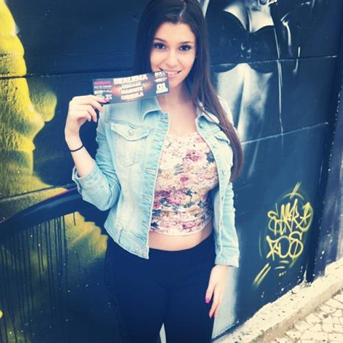 Carolina Neto taking a selfie