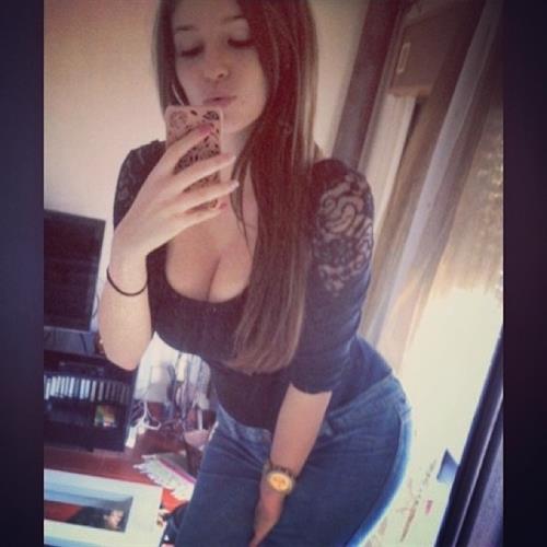 Carolina Neto taking a selfie