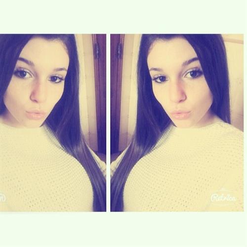 Carolina Neto taking a selfie