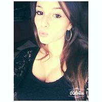 Carolina Neto taking a selfie