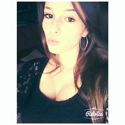 Carolina Neto taking a selfie