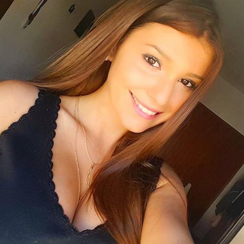 Carolina Neto taking a selfie