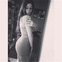 Carolina Neto taking a selfie