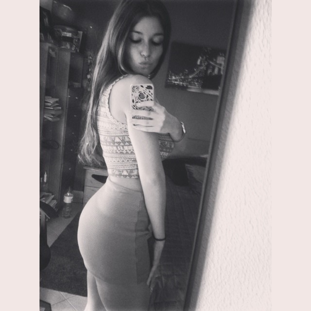 Carolina Neto taking a selfie