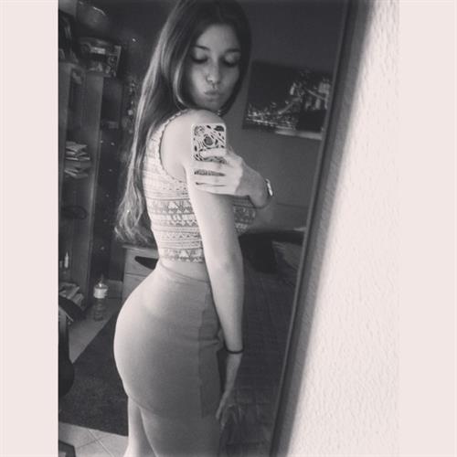 Carolina Neto taking a selfie